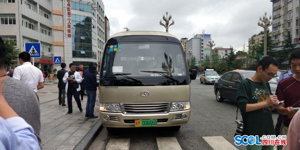 巴中首副新能源汽车专用号牌发放绿色渐变色格外拉风