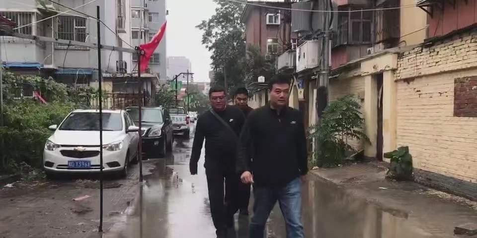 民警就案件线索摸排走访。 受访者供图