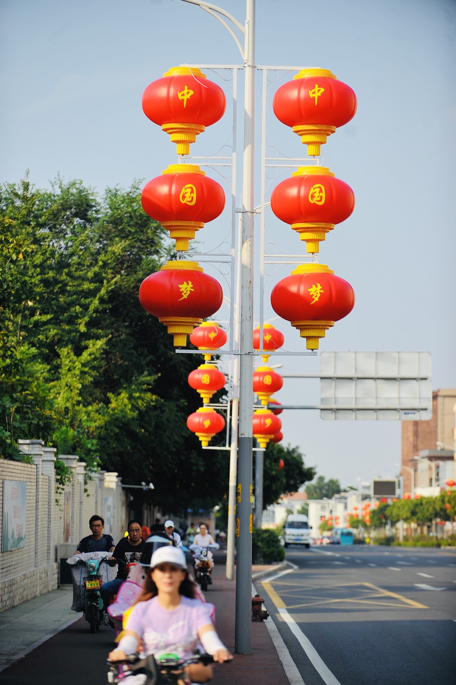 佳节气氛渐浓,大红灯笼中国结扮靓济南街头