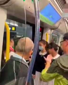 有学生穿校服阻碍港铁列车车门开关 来源：网络视频
