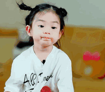 lucky和妈妈戚薇简直是复制粘贴,好想生一个这么可爱的小孩啊!