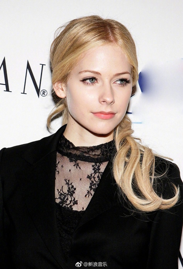 不画烟熏妆?摇滚女歌手艾薇儿淡妆出席活动