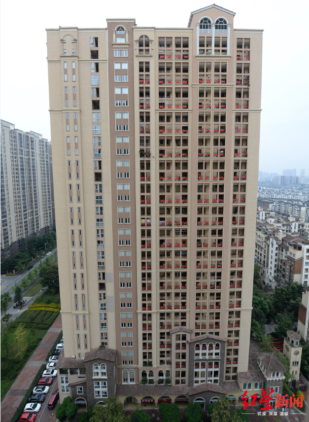 壮观167面五星红旗挂满成都32层楼