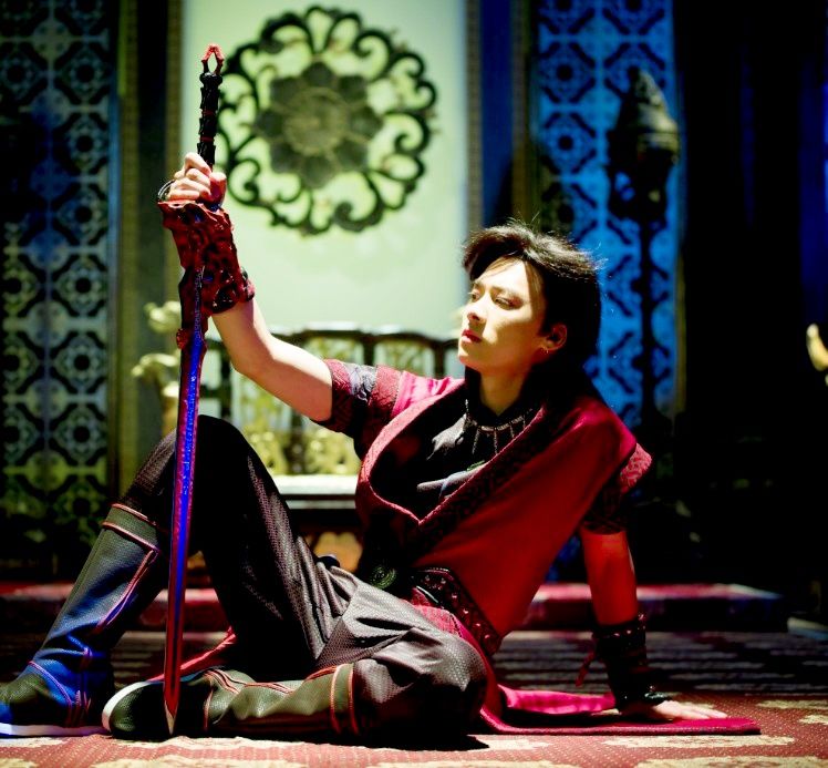 在《古剑奇谭》里,李易峰出演的"百里屠苏"一生磨难.