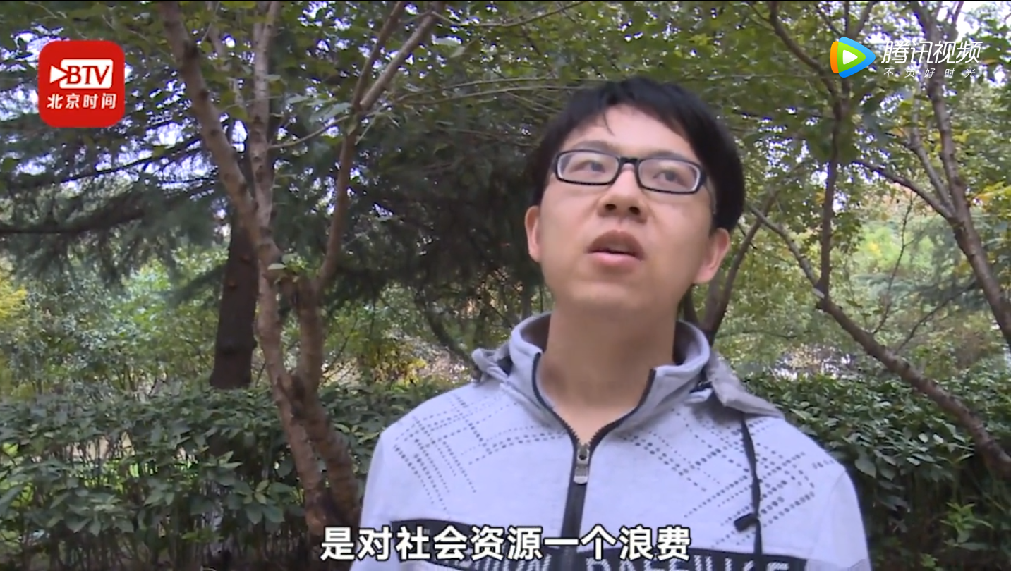 小伙跳江被救起后從容披上棉襖:就估計有人救我|跳江