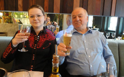 图说 俄前情报人员斯克里帕尔（右）和其女儿（左）
