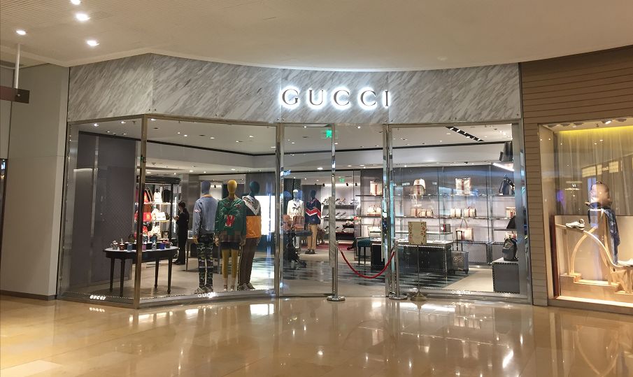 苹果,lv,gucci店人从众,堪比周末!女顾客一句话戳心.