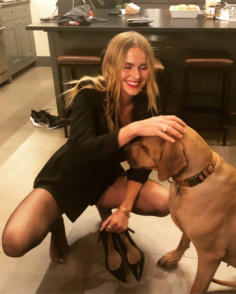 金发性感撩人!雄鹿老板千金晒逗狗狗视频