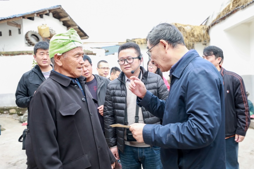 校党委书记王建国一行到甘洛县开展定点扶贫工作