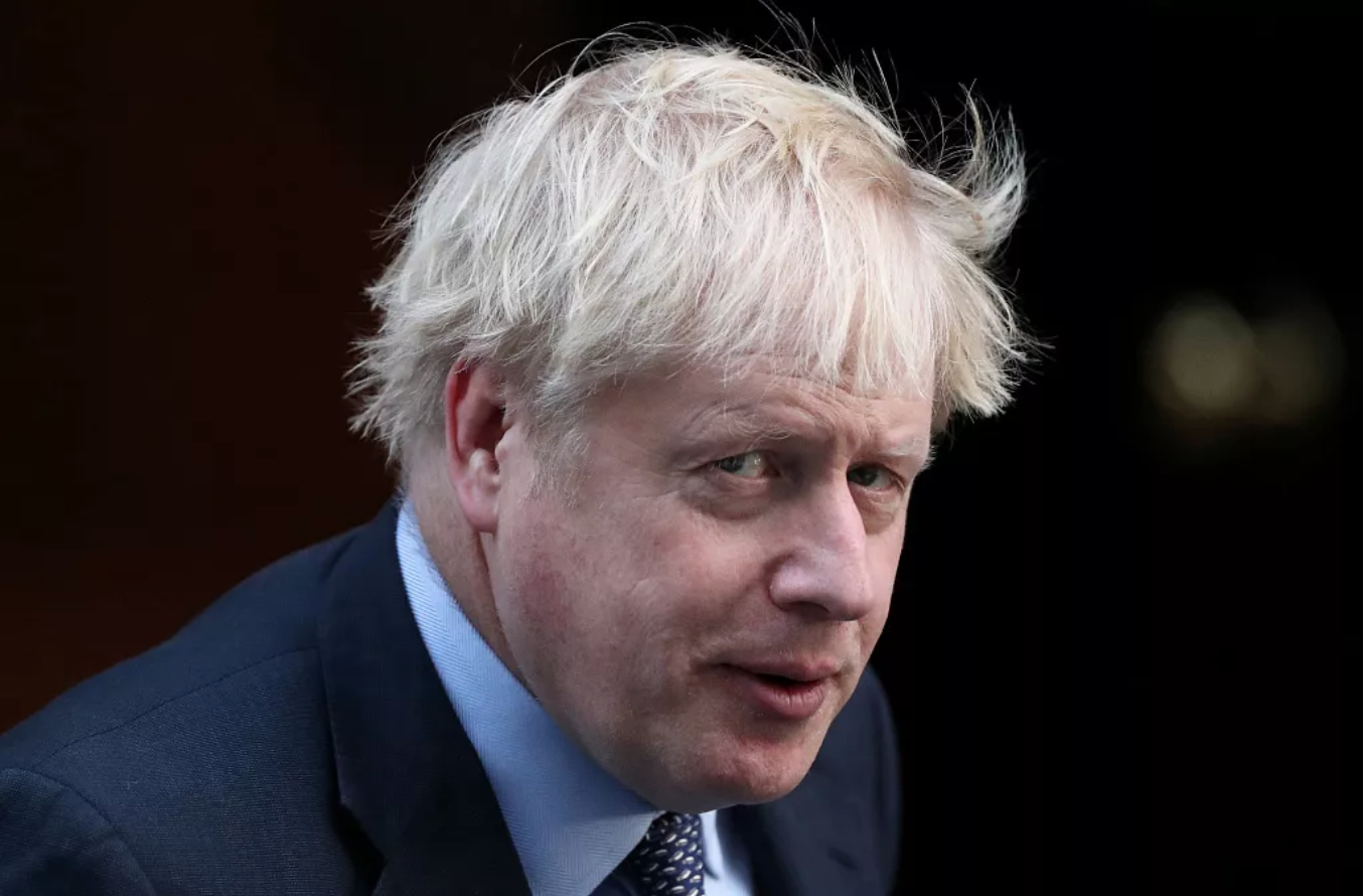 　当地时间10月19日，英国首相约翰逊离开唐宁街前往英国议会下院。图/视觉中国