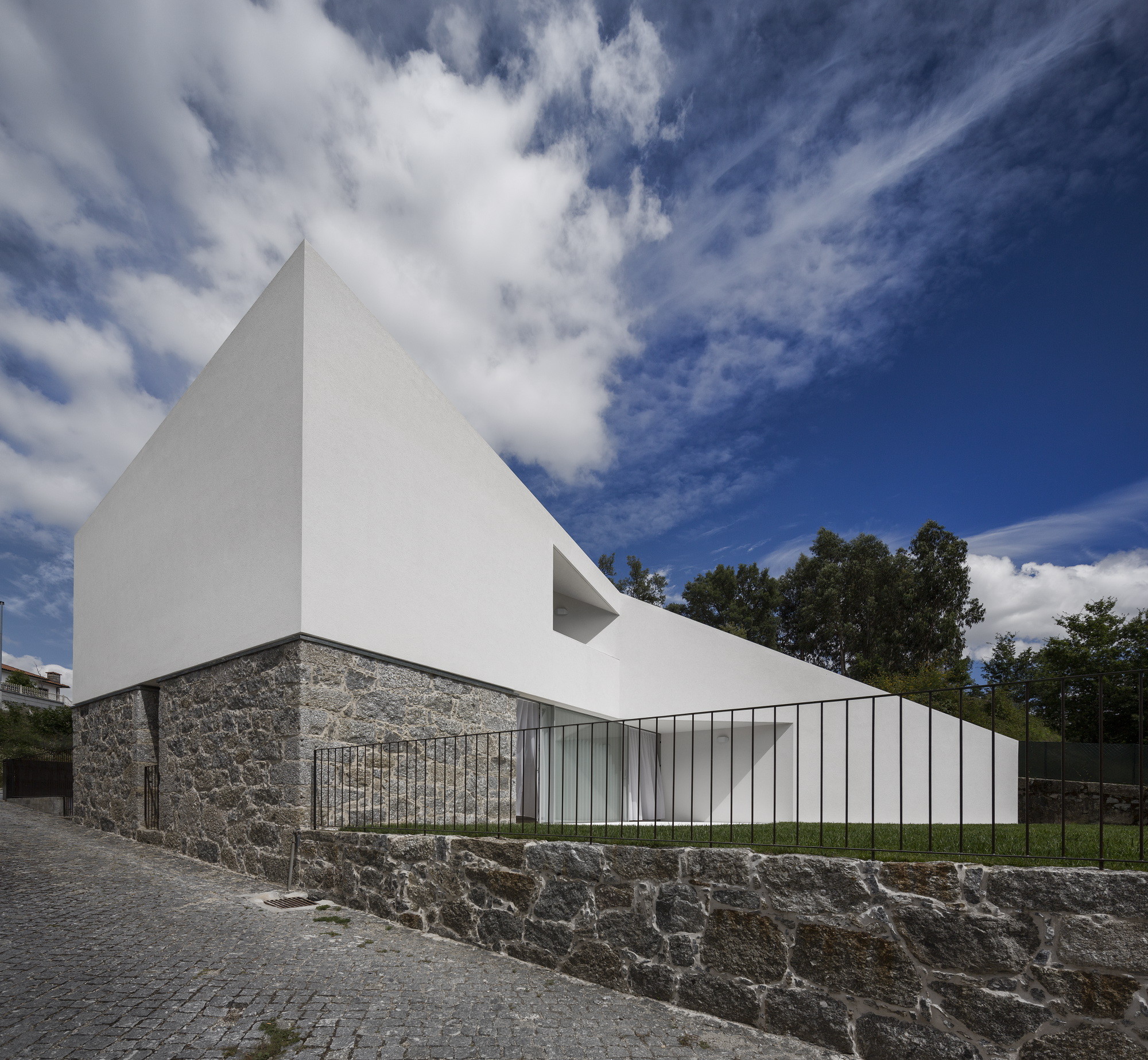 现代雕塑立体切割的艺术品葡萄牙三角住宅