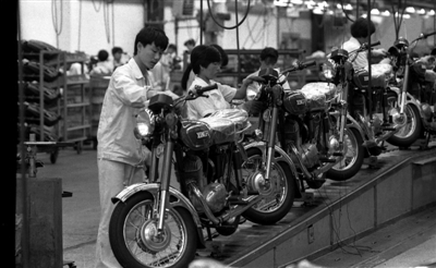 1991年7月，中国最大合资企业之一，上海——易初摩托车总装流水线。