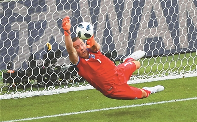 冰岛队无业余球员 导演型门将不罕见