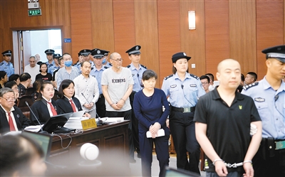 公开开庭审理了西安华西专修大学(以下简称华西大学)及被告人王明亮