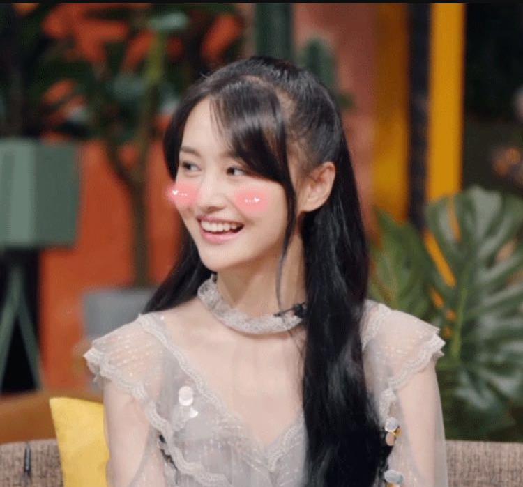 郑爽《我们长大了》换发型,半扎马尾清纯减龄,穿薄纱裙又仙又美