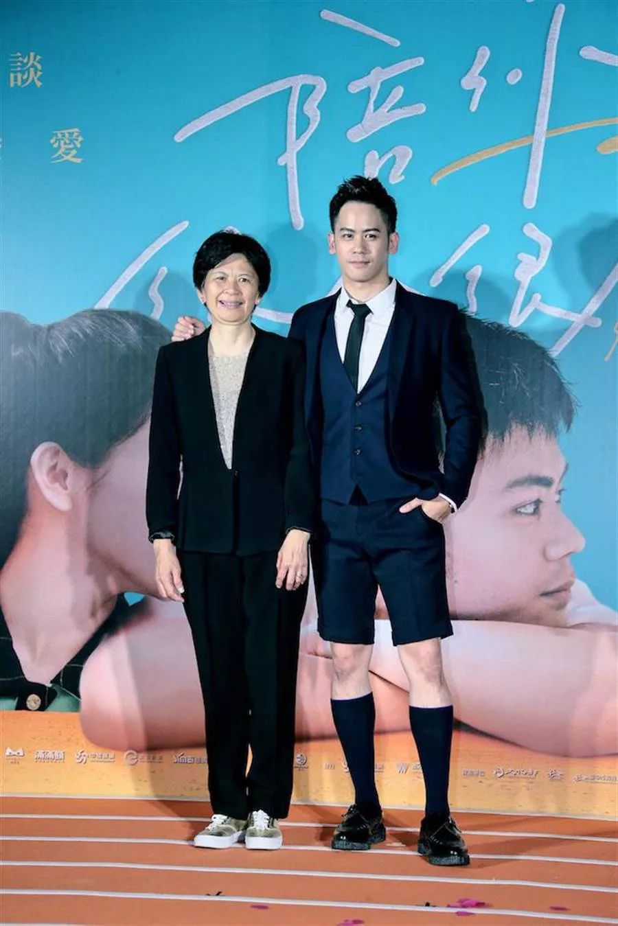 李安夫妇助阵儿子新片,李淳西装配短裤造型绅士,浓眉大眼颜值高