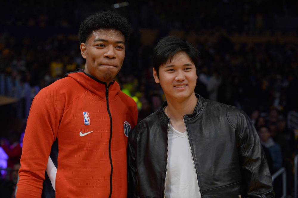 大谷翔平现场观看湖人vs奇才比赛与同胞八村塁寒暄