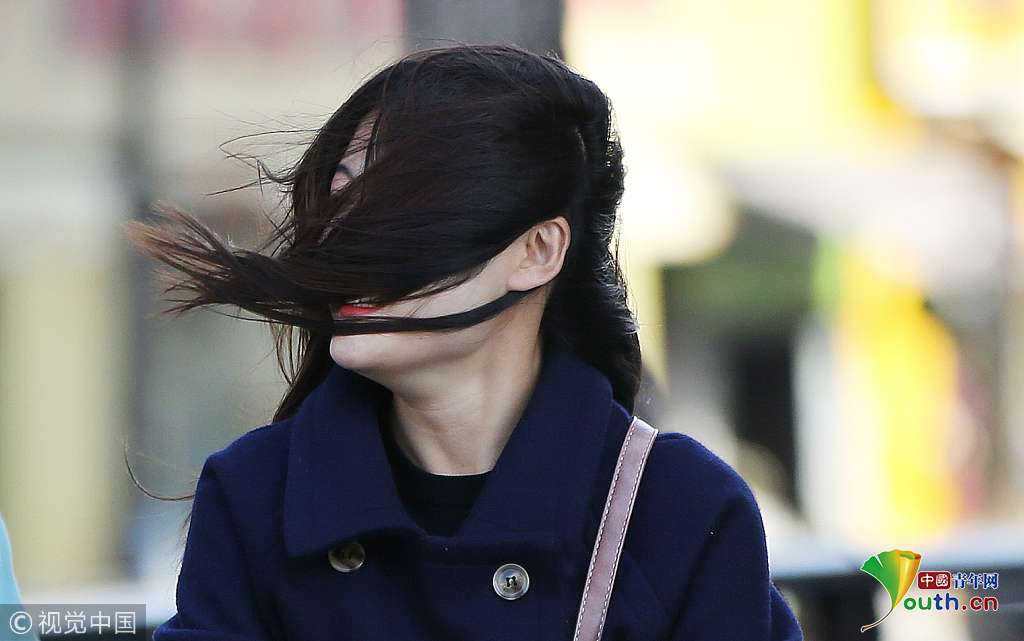 青岛大风降温!行人顶8级阵风发型太喜感