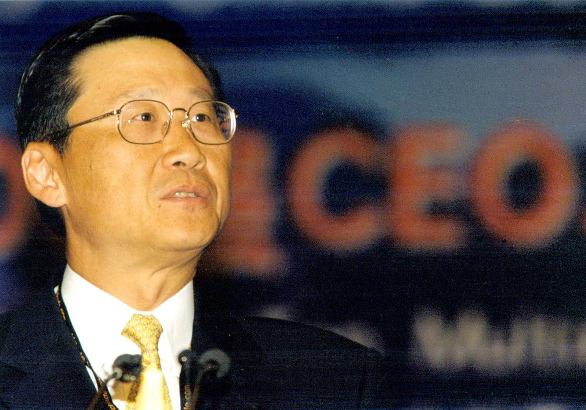 他是香港地产大亨,娶船王女儿继承家业,身价902亿曾竞选特首