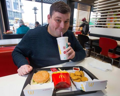 男子从4岁起连吃25年麦当劳,医生为他检查完身体惊呆