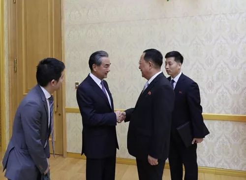  ▲9月2日，中国国务委员兼外交部长王毅同朝鲜外务相李勇浩握手。（外交部网站）
