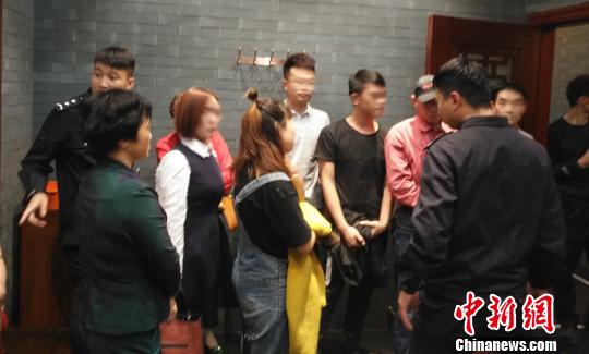 执法现场 胡慧如 摄  执法现场 胡慧如 摄