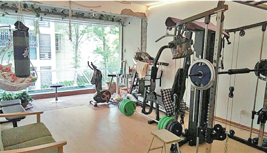 男子自掏腰包买健身器材 把客厅改造成共享健身房