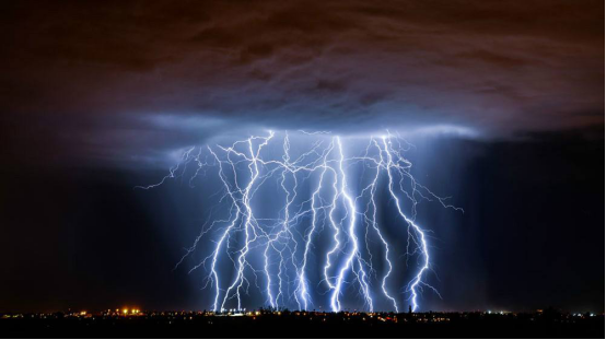 那就是美元大叔——本杰明·富兰克林,他提出雷电是一种大规模的放电