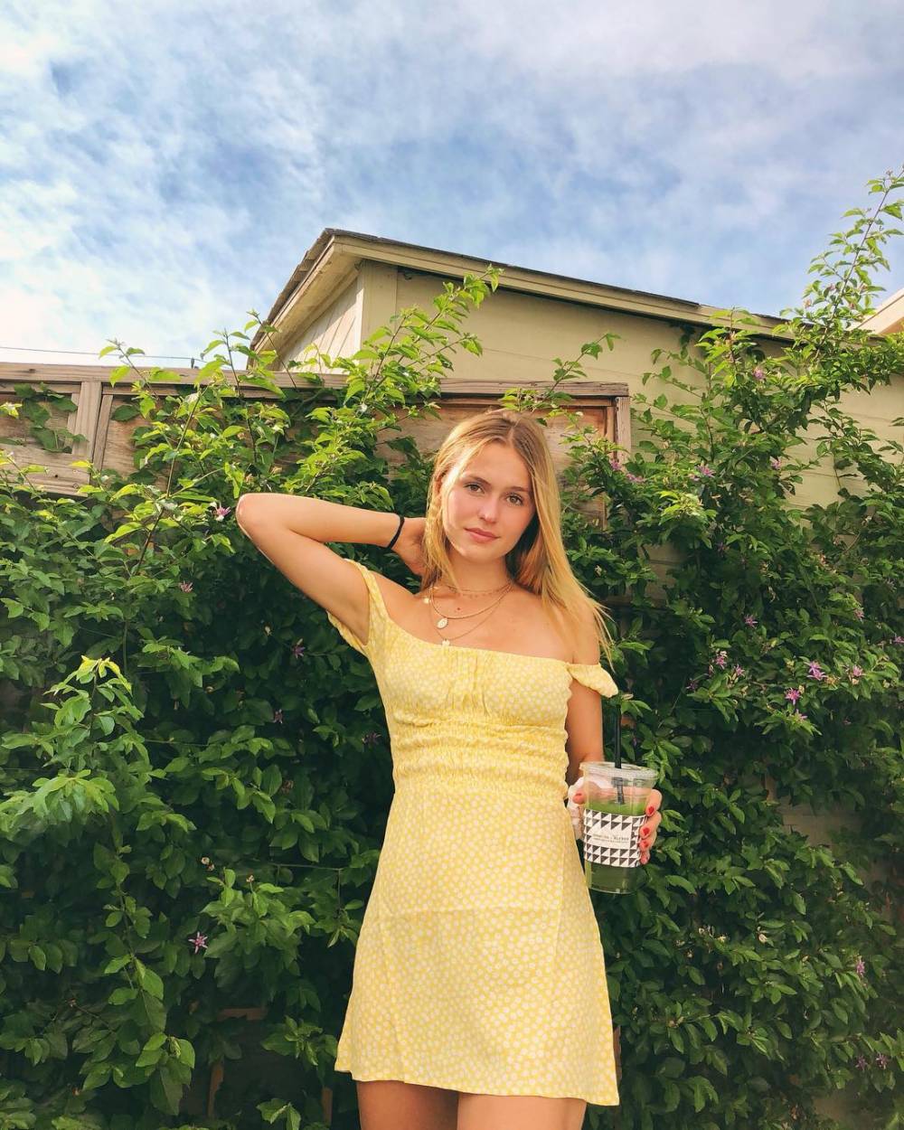 金发性感撩人!雄鹿老板千金晒逗狗狗视频