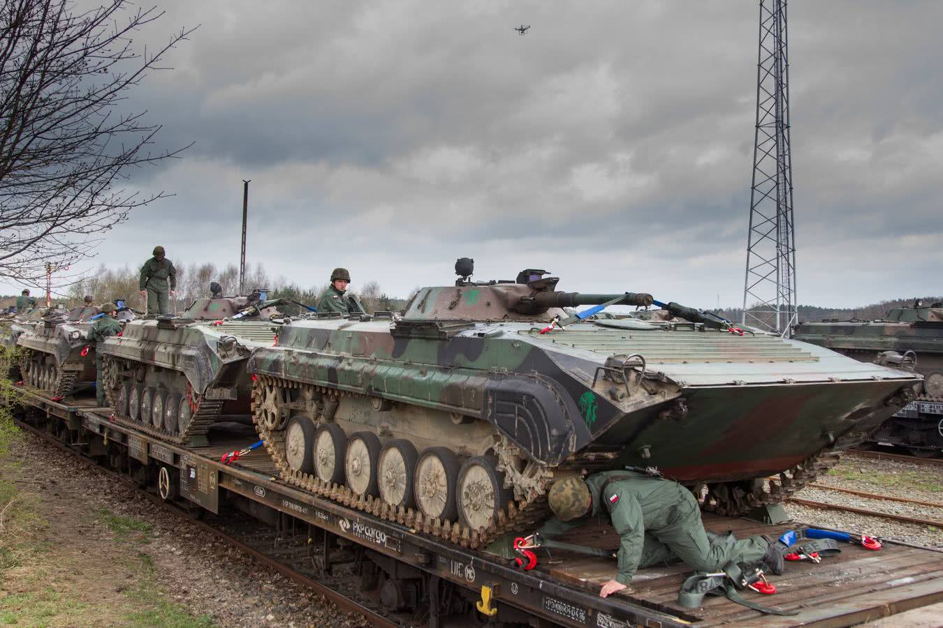 波兰陆军第一机械化营履带式步战车倾巢出动 这是要干啥_手机新浪网