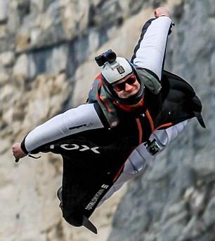 英国男子穿飞行衣从高空跳下 飞越1085米高峰