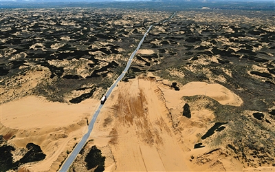 2011年6月，陕西榆林，毛乌素沙漠。黄沙下有丰富的煤矿资源。 图/视觉中国