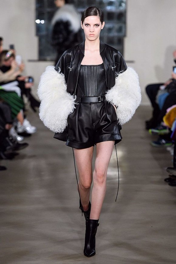 伦敦时装周冬天如何穿出飘逸感推荐三个走路带风的品牌