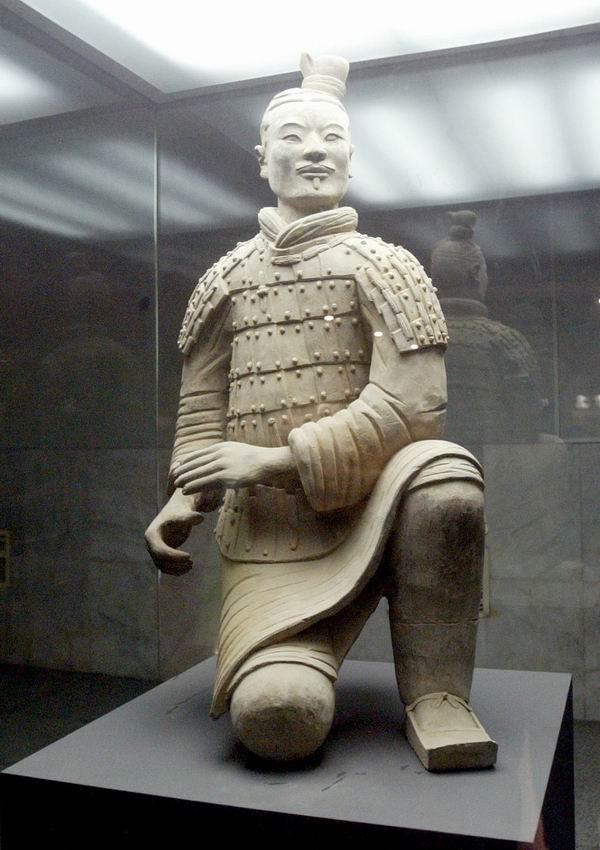 一号坑主要是身着战袍的战士俑以及战车和步兵组成的军队主体.