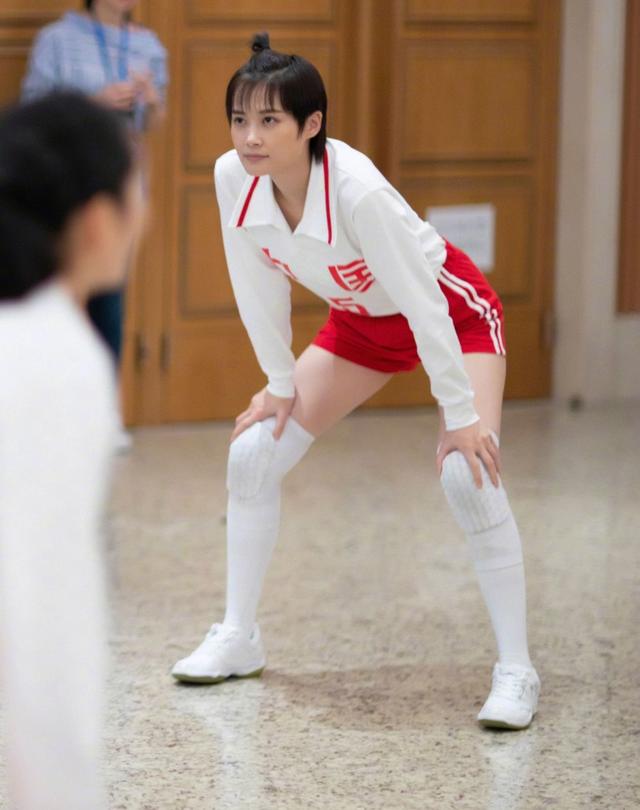 李宇春穿成了女排队员,短裤配长袜好活力,露出的腿让人移不开眼