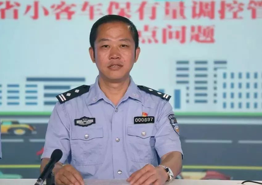民警周平虎在新闻发布会上做出详细解答海南省公安厅交通警察总队及