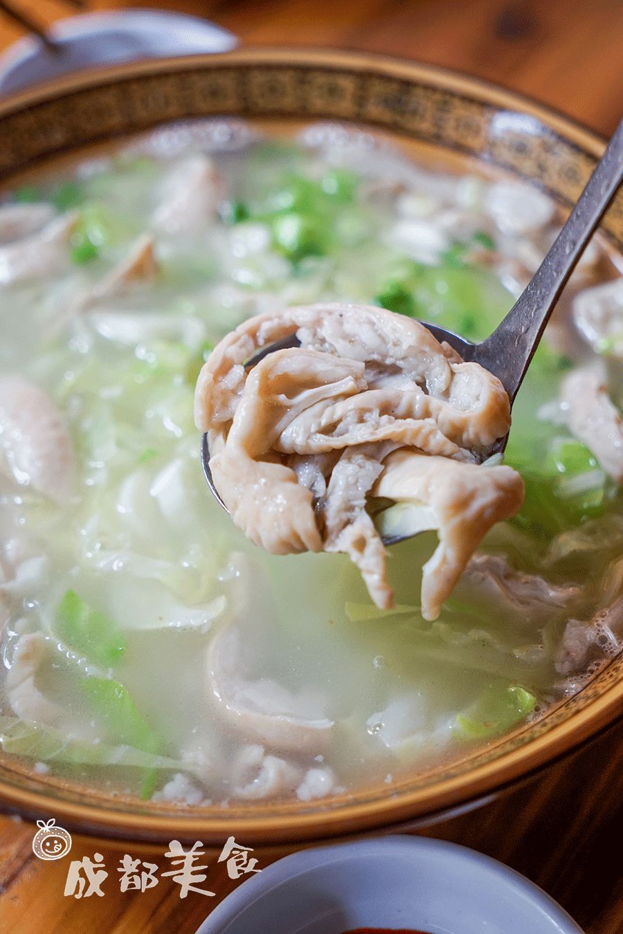 这家一份肥肠汤分量还比较大,肥肠没得异味,底下垫的白菜丝丝虽然没啥