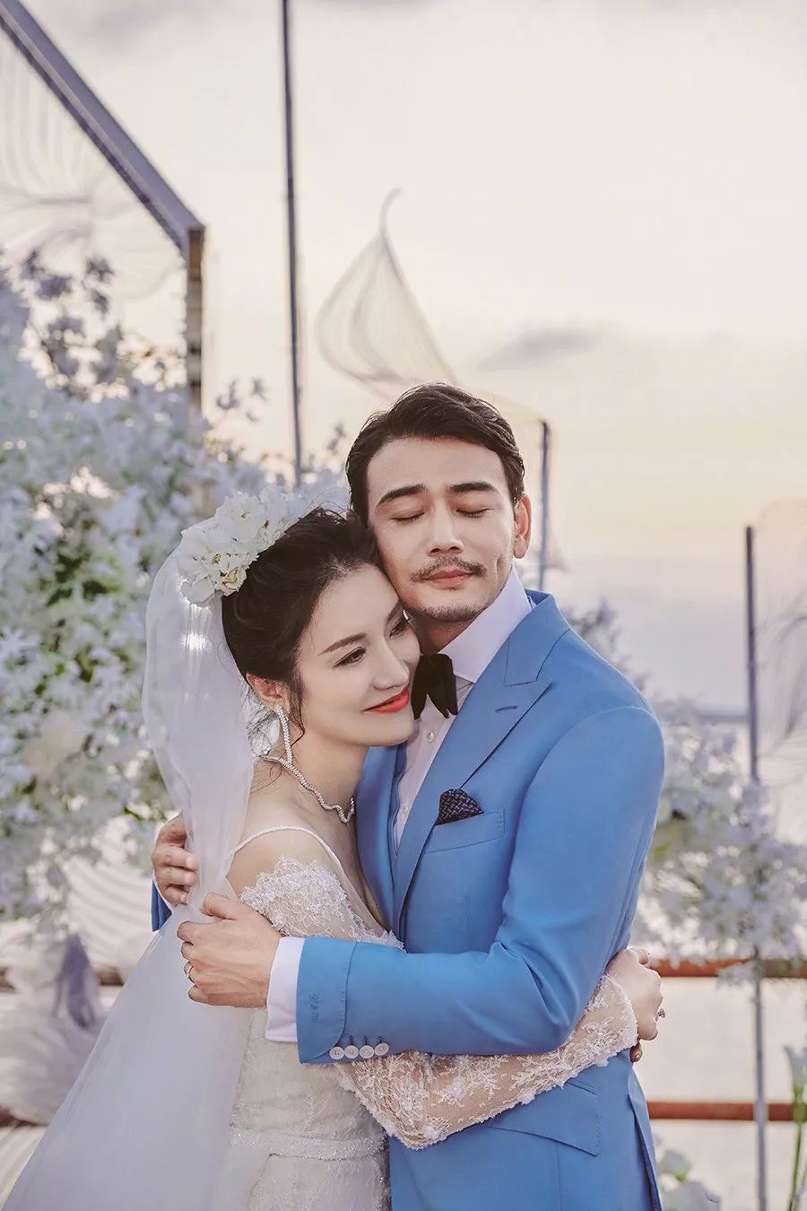 小包总杨烁举行婚礼迟到8年的爱情承诺终于兑现