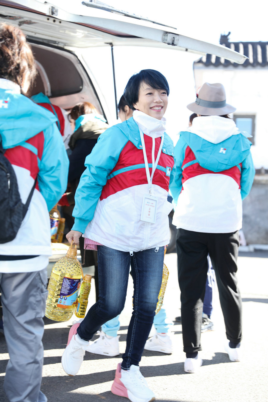 韩红邀明星志愿者重阳节为老人献爱心