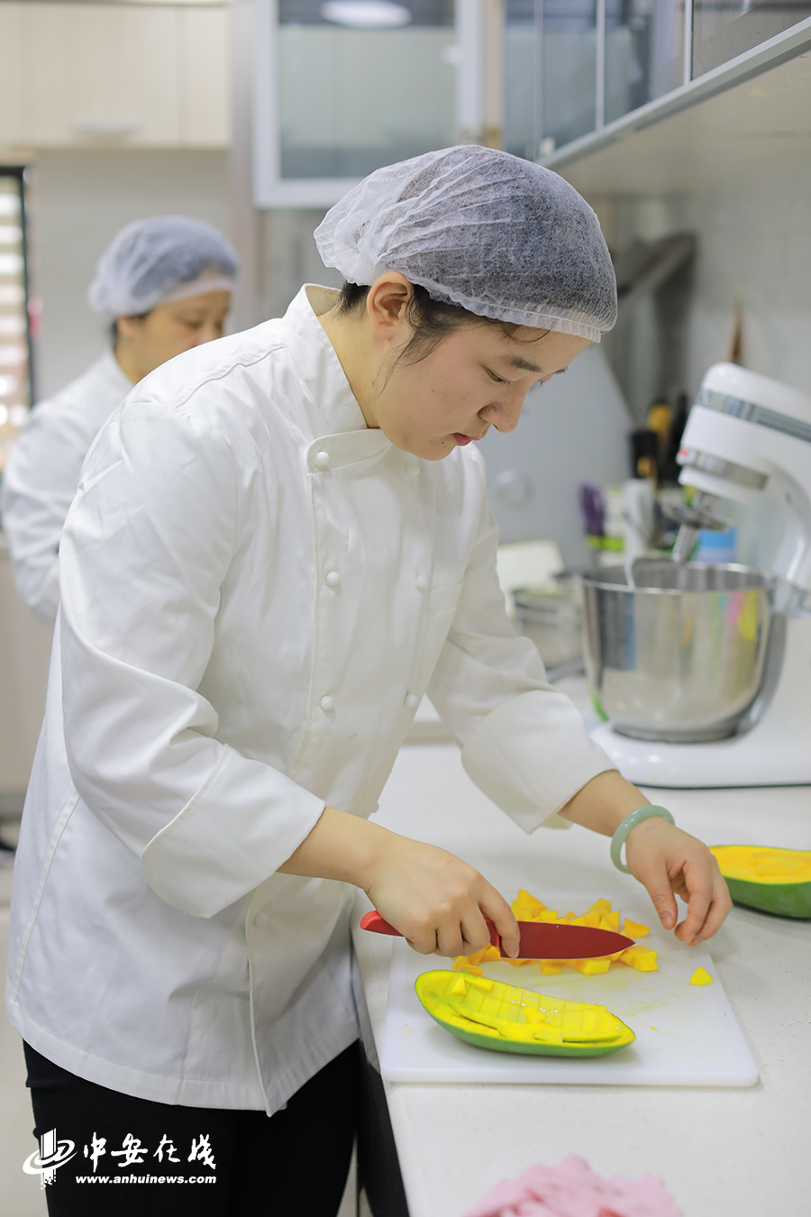 【城事·图片故事】西点师"小姐姐":从"吃货"到美食研发者