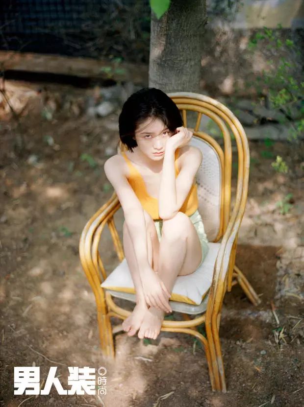 张雪迎登上《男人装》封面!纤细锁骨线条惊艳