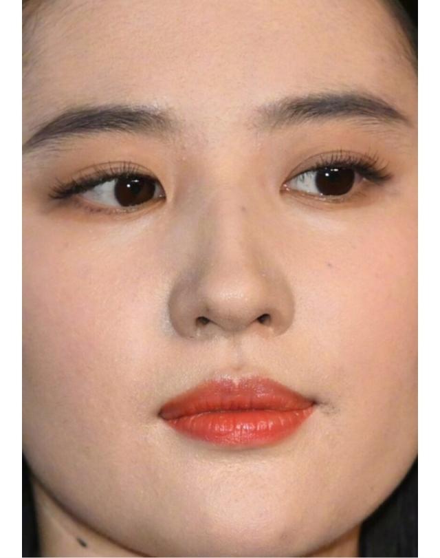 无ps镜头下,ab法令纹比李冰冰还深,刘亦菲的嘴巴像刚吃了芝麻糊
