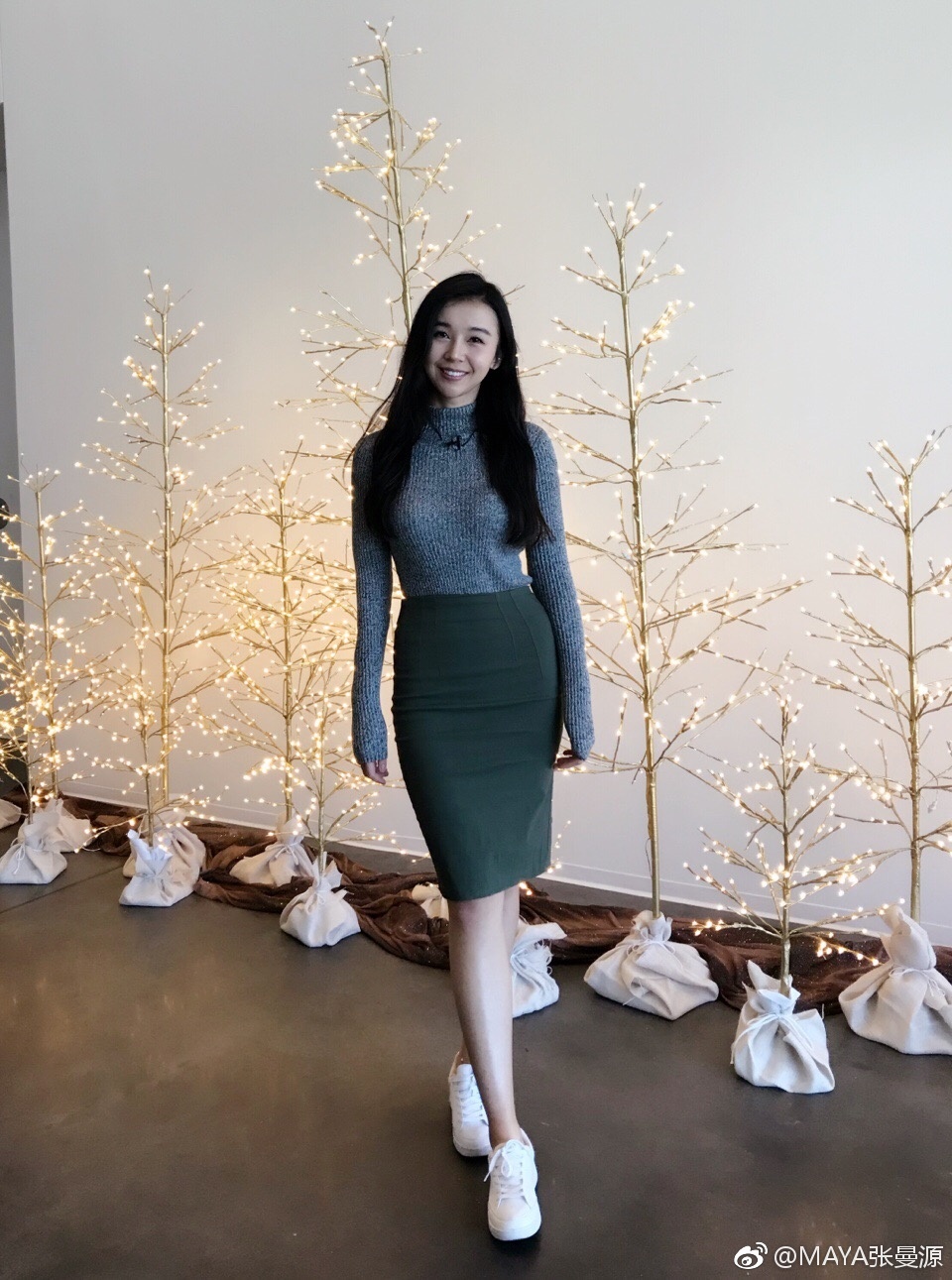 性感十足!最前线女主持张曼源晒穿湖人队泳衣写真