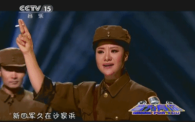 阿庆嫂吕薇智斗刁德一王丽达胡司令刘和刚在旁边