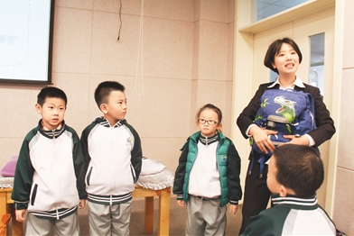 北京小学万年花城分校老师胡紫阳(右)在给学生上课。 受访对象供图