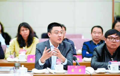 昨天下午，在市十五届人大二次会议西城团联组会上，崔勇代表畅谈关于建设特色实体书店、打造全民阅读空间的建议。本报记者&nbsp;潘之望摄