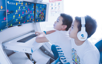 图为上海的小学生在松鼠AI教育课堂里，通过智适应系统学习。 　　人民视觉