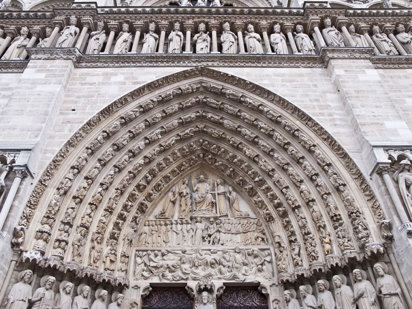 巴黎圣母院西侧中庭 图片来源：维基百科