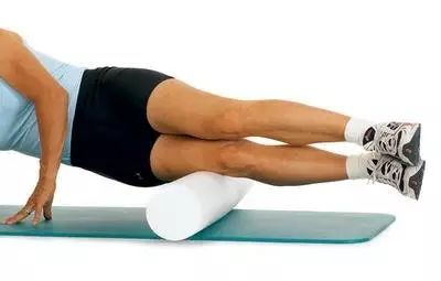 大部分人都认为,用泡沫轴滚动放松髂胫束时应该双脚悬空.