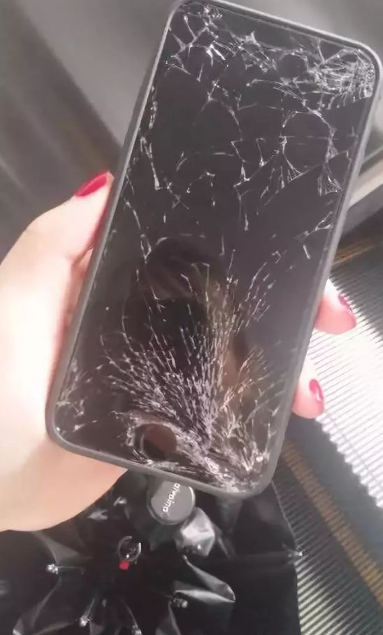 "大妈摔手机"事件引众怒,警方通报来了!